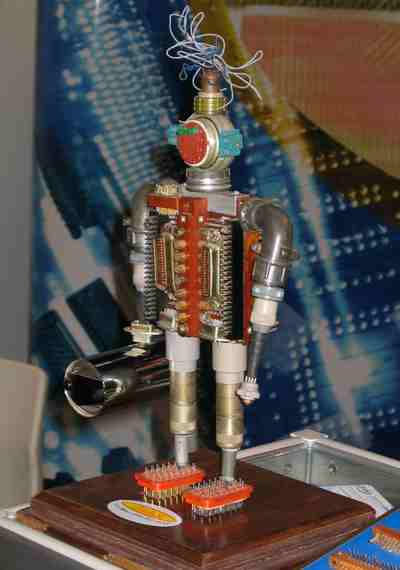 Говорящий робот, собранный из старых отечественных разъемов